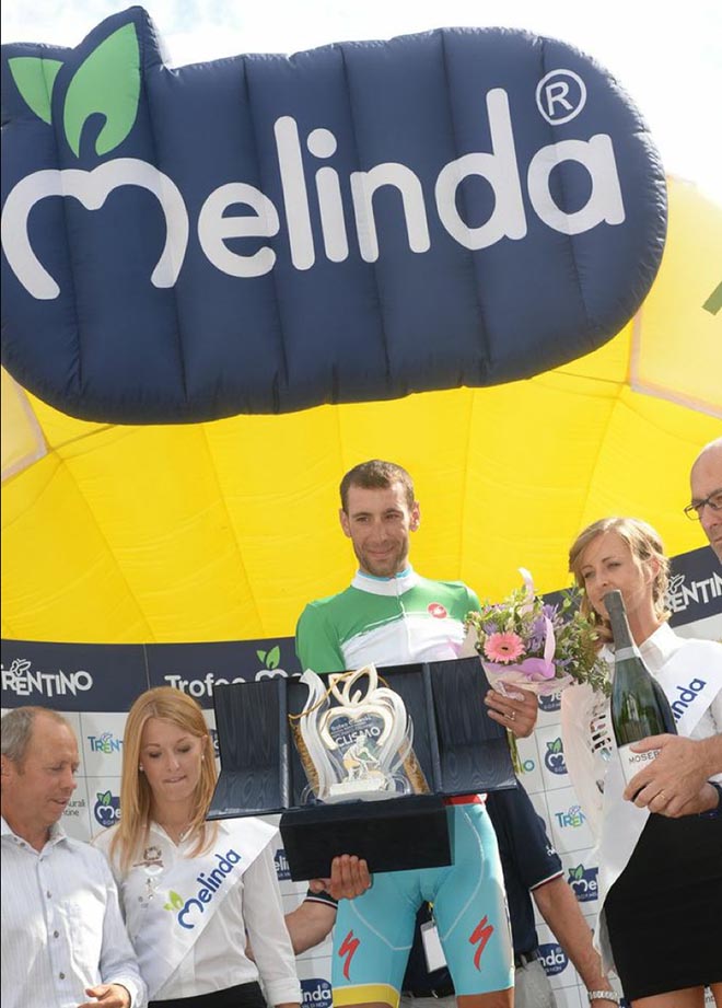 Vincenzo Nibali premiato con il Trofeo Melinda © Photo Sirotti/Trofeo Melinda